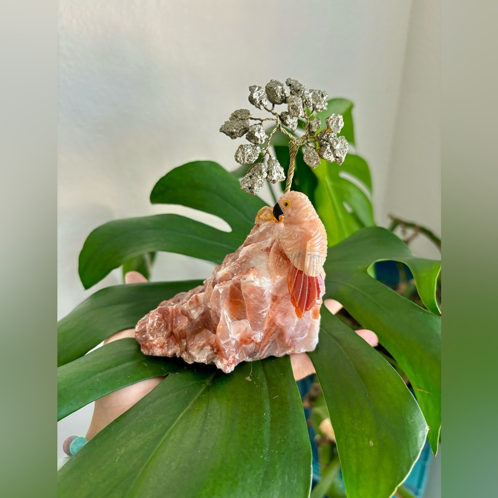 Parrot carving & Tree on Salmon calcite - Picture 3 of 6